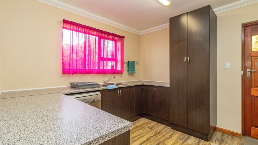 6 Bedroom Property for Sale in Aalwyndal Western Cape